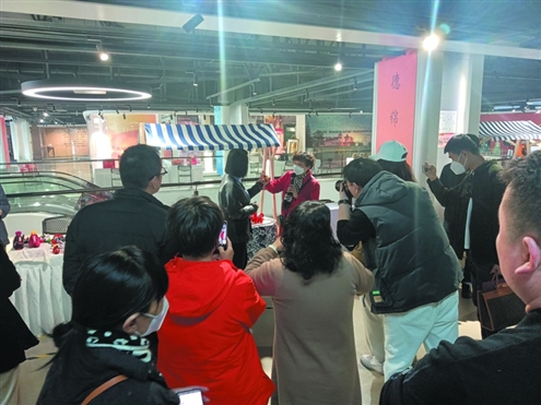 济南市山东手造主题精品展吸引众多市民前来观展